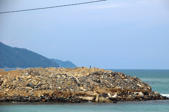 Khắc[-]phục[-]vụ[-]lấn[-]vịnh[-]Nha[-]Trang,[-]chủ[-]đầu[-]tư[-]"cấm[-]cửa"[-]báo[-]chí